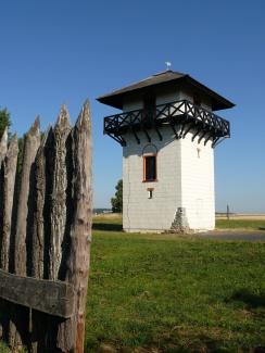 Turm mit Palisadenstück