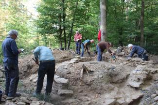 Bautrupp ausgebrochene Ecke