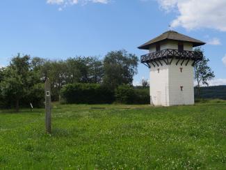 Turm mit Schild Limeserlebnispfad