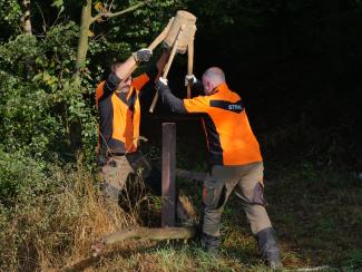 Hessen Forst unterstützt beim Aufstellen der Pfosten