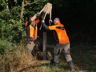 Hessen Forst unterstützt beim Aufstellen der Pfosten