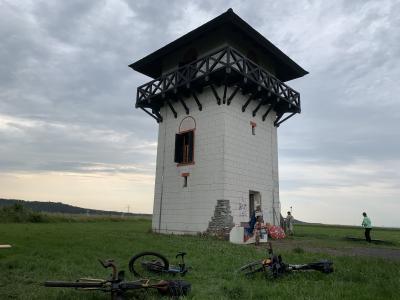 Auxiliarsoldaten am Turm mit Fahrrädern im Vordergrund